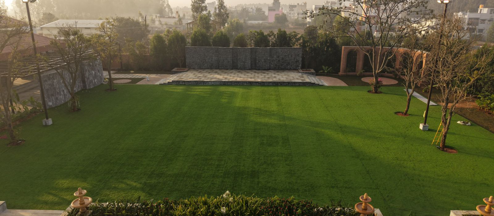 Vara_Lawn_1600x700_1