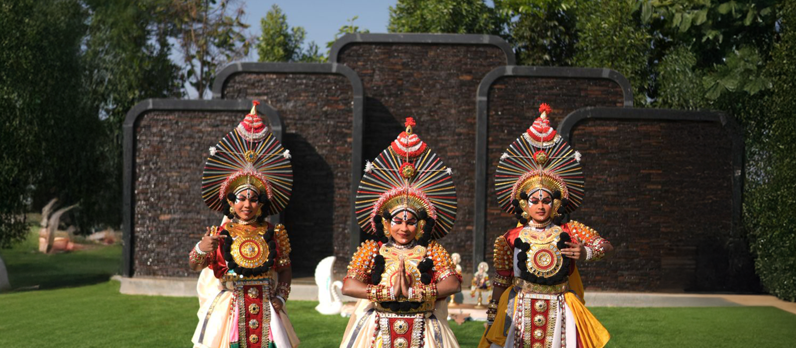 Vara_Lawn_1600x700_2